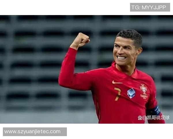 红色打底衣下的足球明星魅力与激情交织的赛场传奇