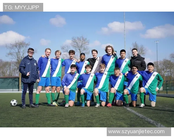 足球明星街头抢镜瞬间大揭秘精彩瞬间引发粉丝热议与追捧